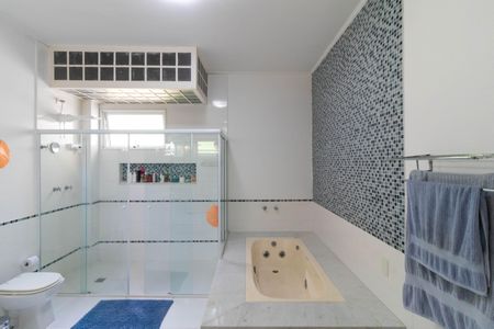 Casa para alugar com 618m², 4 quartos e 4 vagas Casa para alugar com 618m², 4 quartos e 4 vagasBanheiro da Suíte 1