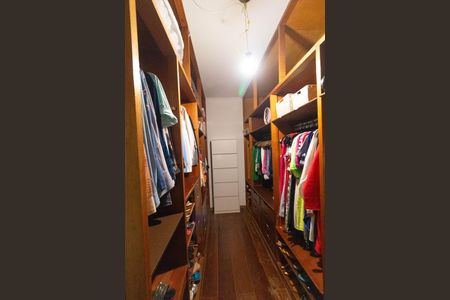 Casa para alugar com 618m², 4 quartos e 4 vagas Casa para alugar com 618m², 4 quartos e 4 vagasCloset da Suíte 1