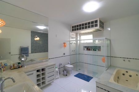 Casa para alugar com 618m², 4 quartos e 4 vagas Casa para alugar com 618m², 4 quartos e 4 vagasBanheiro da Suíte 1