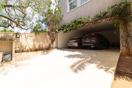 Casa para alugar com 618m², 4 quartos e 4 vagas Casa para alugar com 618m², 4 quartos e 4 vagasGaragem