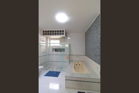 Casa para alugar com 618m², 4 quartos e 4 vagas Casa para alugar com 618m², 4 quartos e 4 vagasBanheiro da Suíte 1