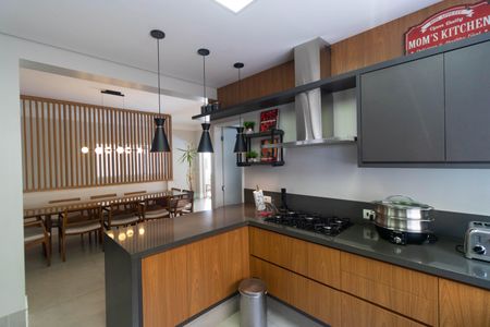 Casa para alugar com 618m², 4 quartos e 4 vagas Casa para alugar com 618m², 4 quartos e 4 vagasCozinha