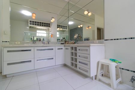 Casa para alugar com 618m², 4 quartos e 4 vagas Casa para alugar com 618m², 4 quartos e 4 vagasBanheiro da Suíte 1