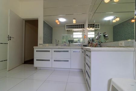 Casa para alugar com 618m², 4 quartos e 4 vagas Casa para alugar com 618m², 4 quartos e 4 vagasBanheiro da Suíte 1