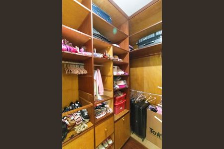 Casa para alugar com 618m², 4 quartos e 4 vagas Casa para alugar com 618m², 4 quartos e 4 vagasCloset da Suíte 3