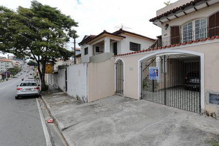 Casa para alugar com 200m², 2 quartos e 2 vagas Casa para alugar com 200m², 2 quartos e 2 vagasFachada