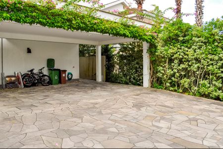 Casa de condomínio à venda com 458m², 5 quartos e 4 vagas Casa de condomínio à venda com 458m², 5 quartos e 4 vagasFachada