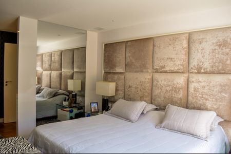 Casa de condomínio à venda com 458m², 5 quartos e 4 vagas Casa de condomínio à venda com 458m², 5 quartos e 4 vagasSuíte 4