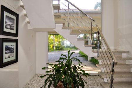 Casa de condomínio à venda com 458m², 5 quartos e 4 vagas Casa de condomínio à venda com 458m², 5 quartos e 4 vagasEscada