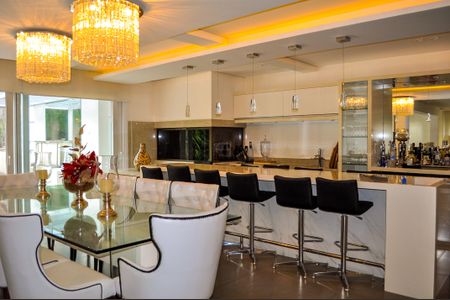 Casa de condomínio à venda com 458m², 5 quartos e 4 vagas Casa de condomínio à venda com 458m², 5 quartos e 4 vagasCozinha