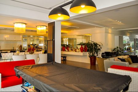 Casa de condomínio à venda com 458m², 5 quartos e 4 vagas Casa de condomínio à venda com 458m², 5 quartos e 4 vagasSala