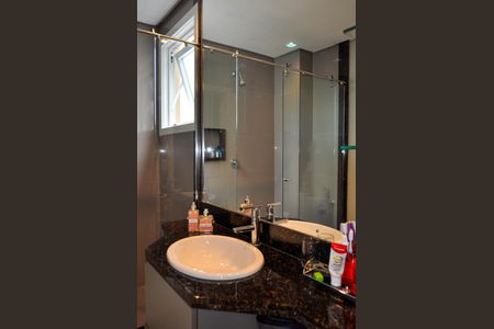 Casa de condomínio à venda com 458m², 5 quartos e 4 vagas Casa de condomínio à venda com 458m², 5 quartos e 4 vagasBanheiro/Suíte 2