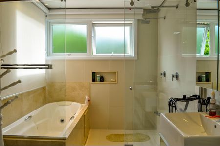 Casa de condomínio à venda com 458m², 5 quartos e 4 vagas Casa de condomínio à venda com 458m², 5 quartos e 4 vagasBanheiro/Suíte 4