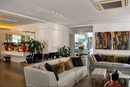 Casa de condomínio à venda com 458m², 5 quartos e 4 vagas Casa de condomínio à venda com 458m², 5 quartos e 4 vagasSala