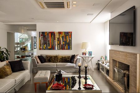 Casa de condomínio à venda com 458m², 5 quartos e 4 vagas Casa de condomínio à venda com 458m², 5 quartos e 4 vagasSala