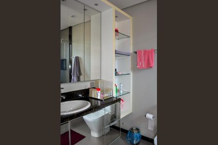 Casa de condomínio à venda com 458m², 5 quartos e 4 vagas Casa de condomínio à venda com 458m², 5 quartos e 4 vagasBanheiro/Suíte 1