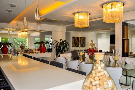 Casa de condomínio à venda com 458m², 5 quartos e 4 vagas Casa de condomínio à venda com 458m², 5 quartos e 4 vagasSala de Jantar
