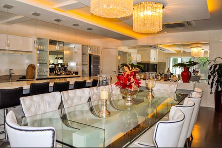 Casa de condomínio à venda com 458m², 5 quartos e 4 vagas Casa de condomínio à venda com 458m², 5 quartos e 4 vagasSala de Jantar