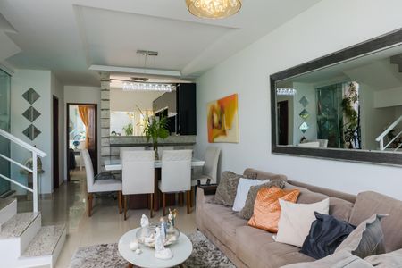 Casa à venda com 140m², 4 quartos e 2 vagas Casa à venda com 140m², 4 quartos e 2 vagasSala