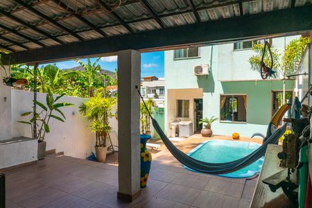 Casa à venda com 140m², 4 quartos e 2 vagas Casa à venda com 140m², 4 quartos e 2 vagasPiscina