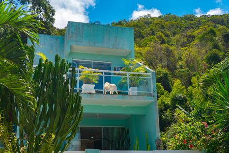 Casa à venda com 140m², 4 quartos e 2 vagas Casa à venda com 140m², 4 quartos e 2 vagasFachada