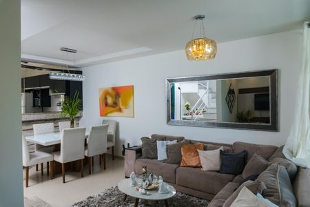 Casa à venda com 140m², 4 quartos e 2 vagas Casa à venda com 140m², 4 quartos e 2 vagasSala