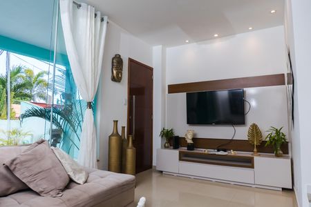 Casa à venda com 140m², 4 quartos e 2 vagas Casa à venda com 140m², 4 quartos e 2 vagasSala