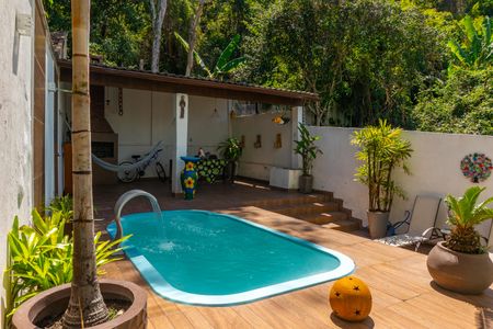 Casa à venda com 140m², 4 quartos e 2 vagas Casa à venda com 140m², 4 quartos e 2 vagasPiscina