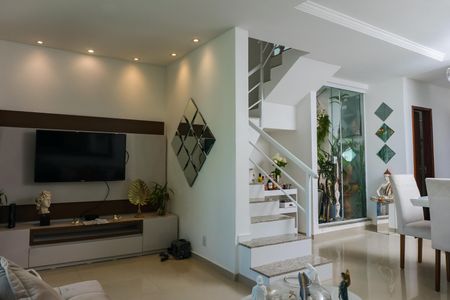 Casa à venda com 140m², 4 quartos e 2 vagas Casa à venda com 140m², 4 quartos e 2 vagasSala