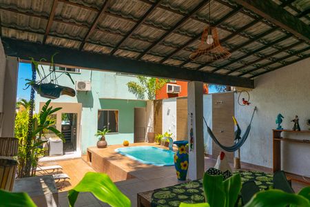 Casa à venda com 140m², 4 quartos e 2 vagas Casa à venda com 140m², 4 quartos e 2 vagasPiscina