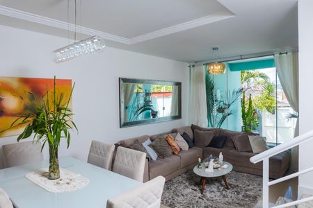 Casa à venda com 140m², 4 quartos e 2 vagas Casa à venda com 140m², 4 quartos e 2 vagasSala