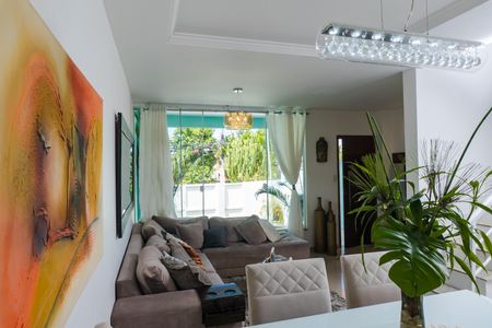 Casa à venda com 140m², 4 quartos e 2 vagas Casa à venda com 140m², 4 quartos e 2 vagasSala