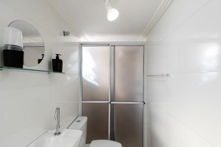Banheiro de kitnet/studio para alugar com 1 quarto, 28m² em Vila Nhocuné, São Paulo