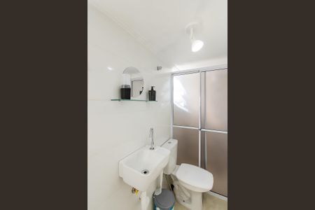 Banheiro de kitnet/studio para alugar com 1 quarto, 28m² em Vila Nhocuné, São Paulo