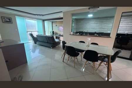Casa à venda com 250m², 3 quartos e 2 vagas Casa à venda com 250m², 3 quartos e 2 vagasSala