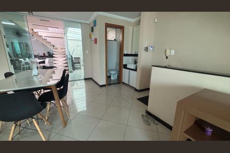 Casa à venda com 250m², 3 quartos e 2 vagas Casa à venda com 250m², 3 quartos e 2 vagasSala