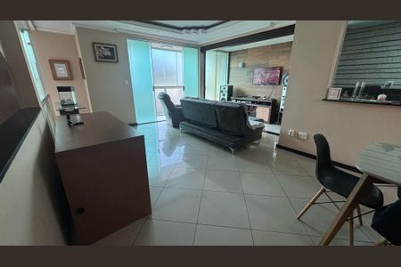 Casa à venda com 250m², 3 quartos e 2 vagas Casa à venda com 250m², 3 quartos e 2 vagasSala
