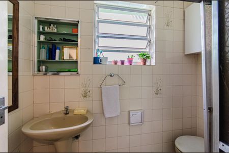 Casa à venda com 160m², 3 quartos e 1 vaga Casa à venda com 160m², 3 quartos e 1 vagaBanheiro Casa dos Fundos