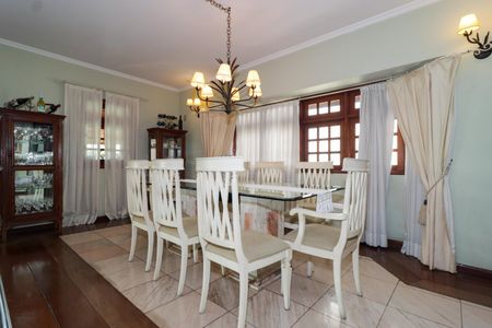 Casa à venda com 500m², 4 quartos e 3 vagas Casa à venda com 500m², 4 quartos e 3 vagasSala