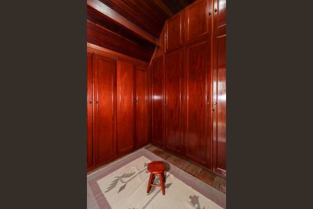 Casa à venda com 500m², 4 quartos e 3 vagas Casa à venda com 500m², 4 quartos e 3 vagasCloset da Suíte 1