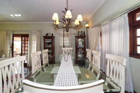 Casa à venda com 500m², 4 quartos e 3 vagas Casa à venda com 500m², 4 quartos e 3 vagasSala