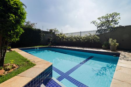 Casa à venda com 500m², 4 quartos e 3 vagas Casa à venda com 500m², 4 quartos e 3 vagasÁrea comum - Piscina