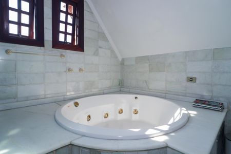 Casa à venda com 500m², 4 quartos e 3 vagas Casa à venda com 500m², 4 quartos e 3 vagasBanheiro da Suíte 1