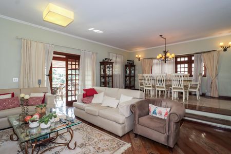 Casa à venda com 500m², 4 quartos e 3 vagas Casa à venda com 500m², 4 quartos e 3 vagasSala