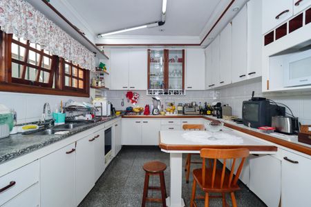 Casa à venda com 500m², 4 quartos e 3 vagas Casa à venda com 500m², 4 quartos e 3 vagasCozinha