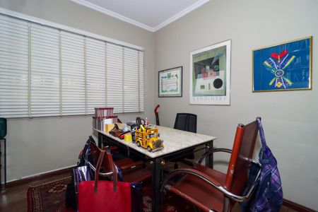 Casa à venda com 500m², 4 quartos e 3 vagas Casa à venda com 500m², 4 quartos e 3 vagasEscritório