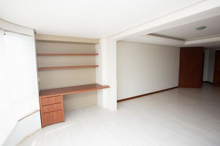 Apartamento para alugar com 400m², 3 quartos e 1 vaga Apartamento para alugar com 400m², 3 quartos e 1 vagaSala