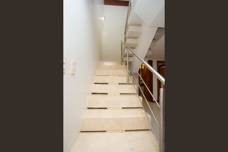 Apartamento para alugar com 400m², 3 quartos e 1 vaga Apartamento para alugar com 400m², 3 quartos e 1 vagaEscada de acesso