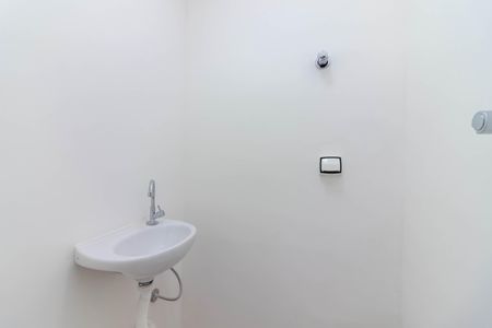 Apartamento para alugar com 74m², 2 quartos e sem vaga Apartamento para alugar com 74m², 2 quartos e sem vagaBanheiro de Serviço