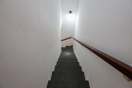 Casa para alugar com 125m², 2 quartos e 1 vaga Casa para alugar com 125m², 2 quartos e 1 vagaEscada